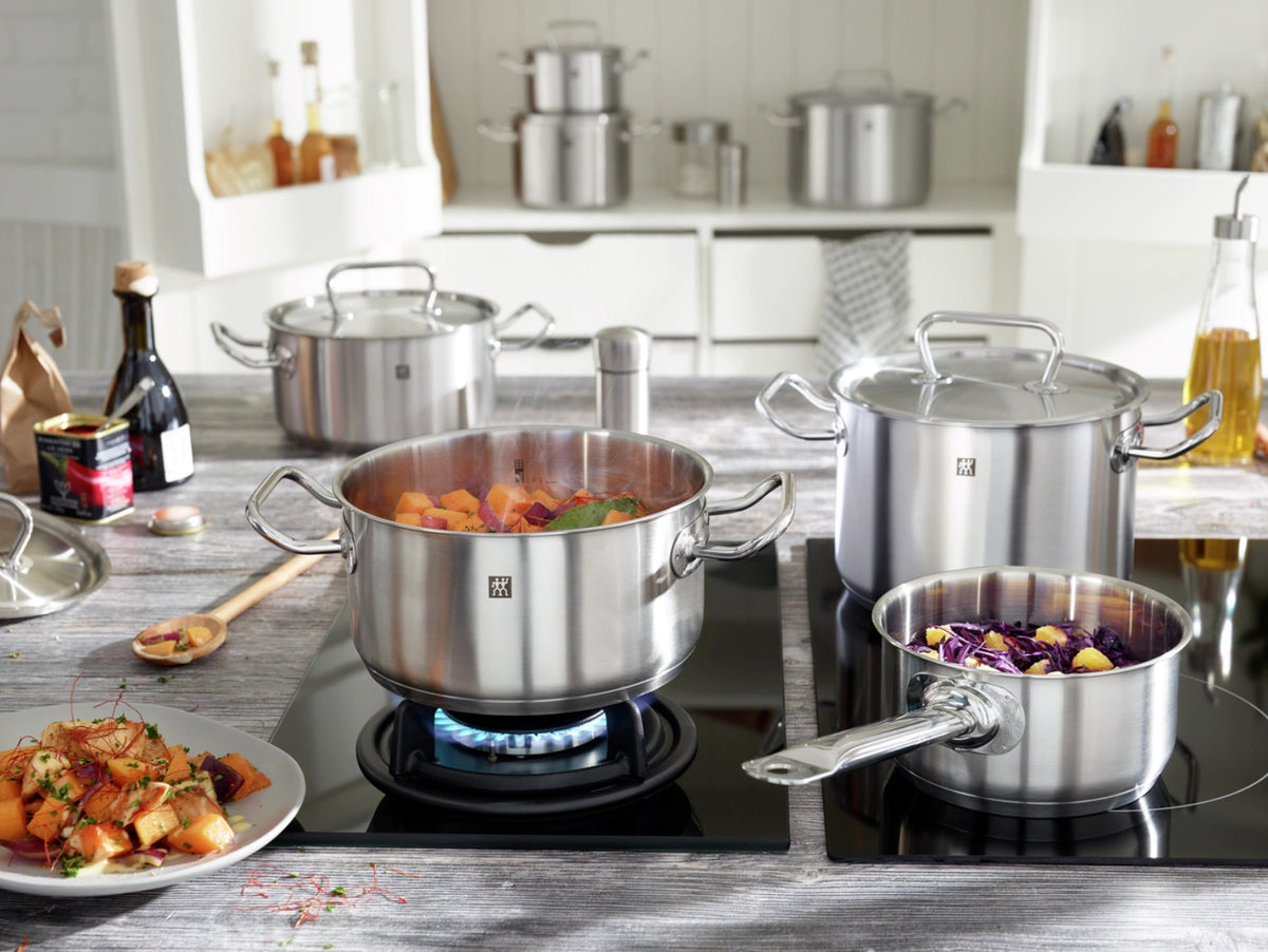 Zwilling Twin Classic Kochgeschirr-Set, 4tlg. in Silber präsentiert im Onlineshop von KAQTU Design AG. ist von Zwilling Kitchen