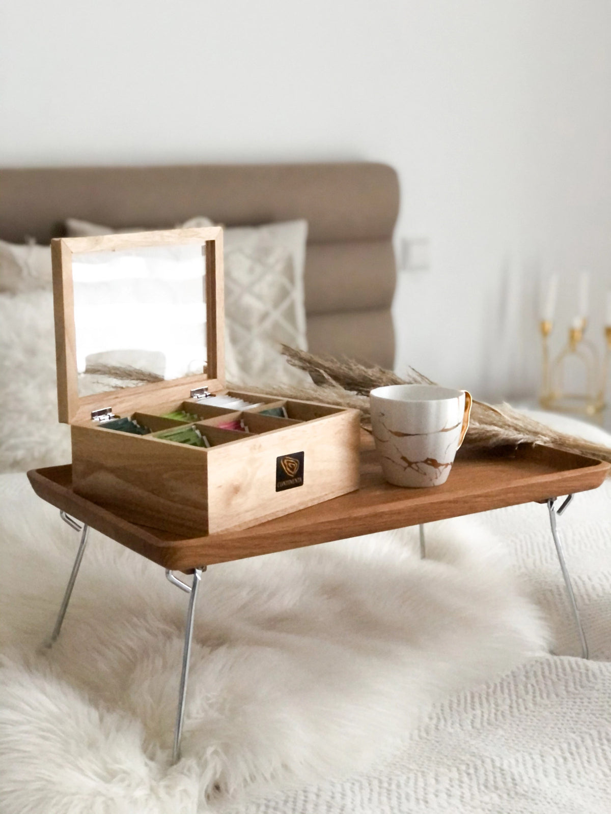 Eiche Bett Tablett, 53x32x7cm in Braun präsentiert im Onlineshop von KAQTU Design AG. Tablett ist von Continenta