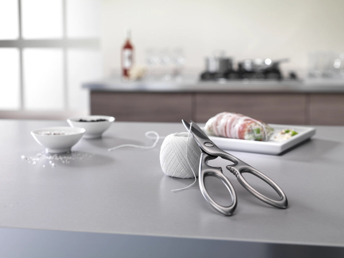 Twin Select Vielzweckschere, Stahl matt, 200mm in Schwarz präsentiert im Onlineshop von KAQTU Design AG. Küchenhelfer ist von Zwilling Kitchen