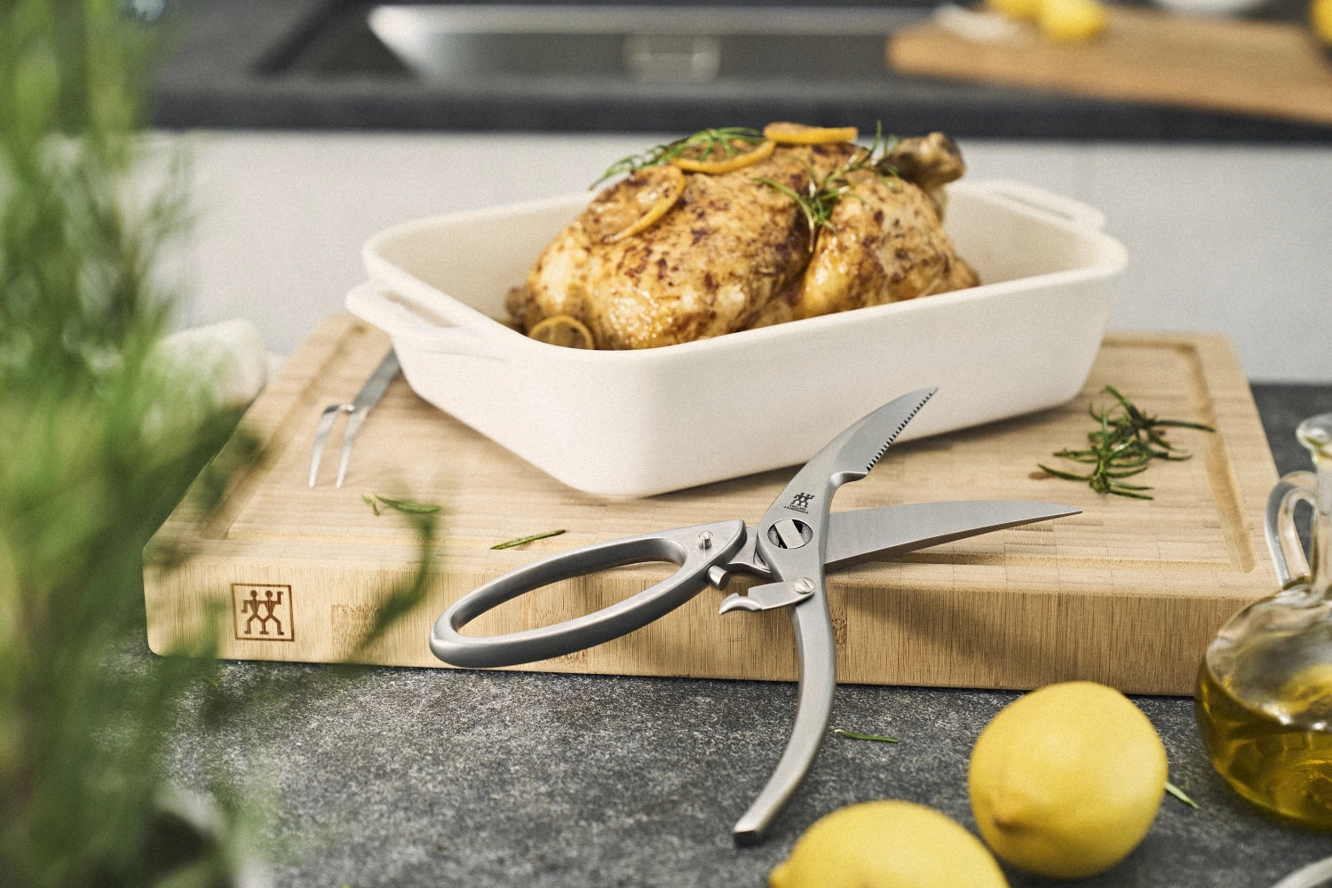 Die Geflügelschere von Zwilling mit Aushebenagel vereinfacht das Zerteilen und Servieren von Geflügel. Ergonomisch, langlebig und spülmaschinenfest.