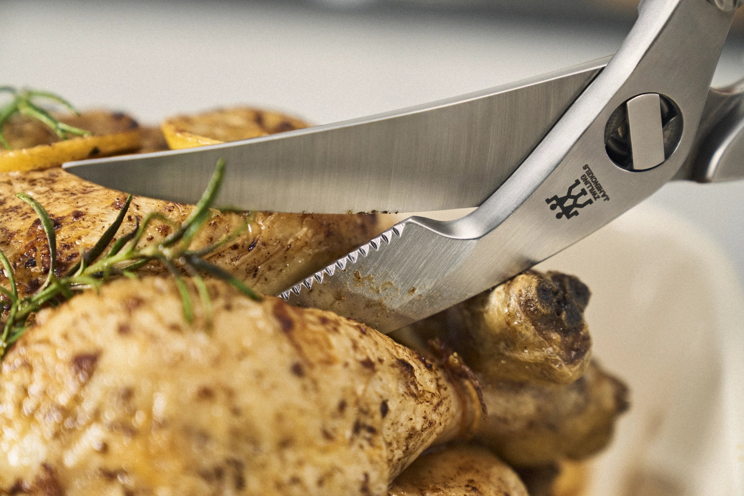 Die Zwilling Geflügelschere mit Aushebenagel ist der perfekte Küchenhelfer für müheloses Zerteilen und Servieren von Geflügel. Robust, ergonomisch und pflegeleicht.