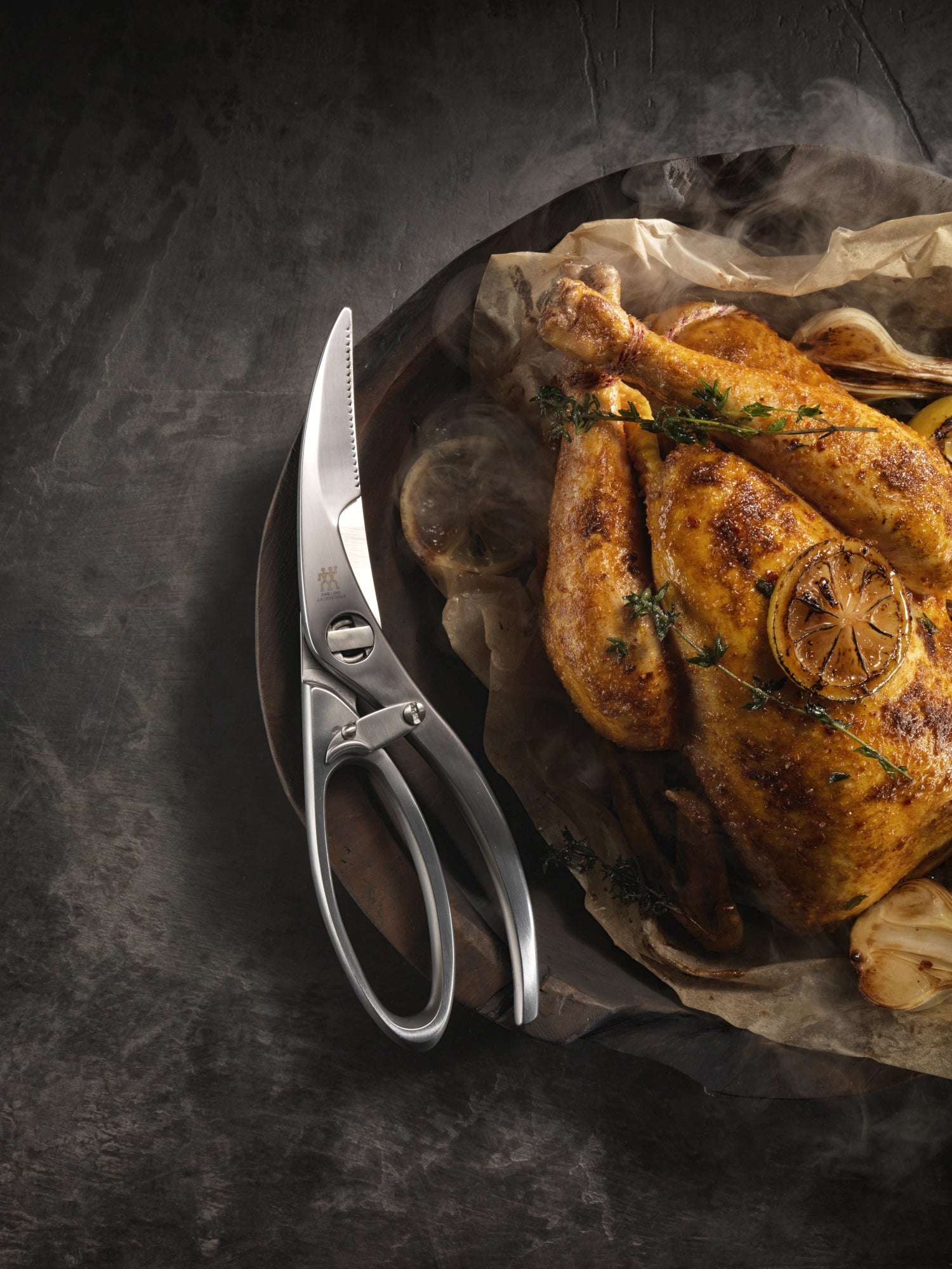 Die Zwilling Geflügelschere mit Aushebenagel ist ideal für müheloses Schneiden und Servieren von Geflügel. Ergonomisch, langlebig und pflegeleicht.