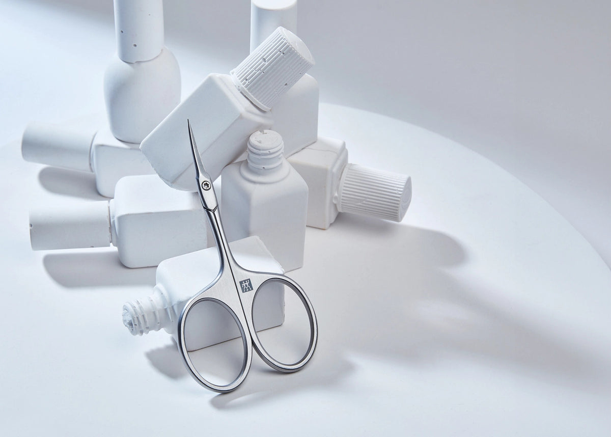 Hautschere, mattiert 90mm in Silber präsentiert im Onlineshop von KAQTU Design AG. Pflege ist von Zwilling Beauty