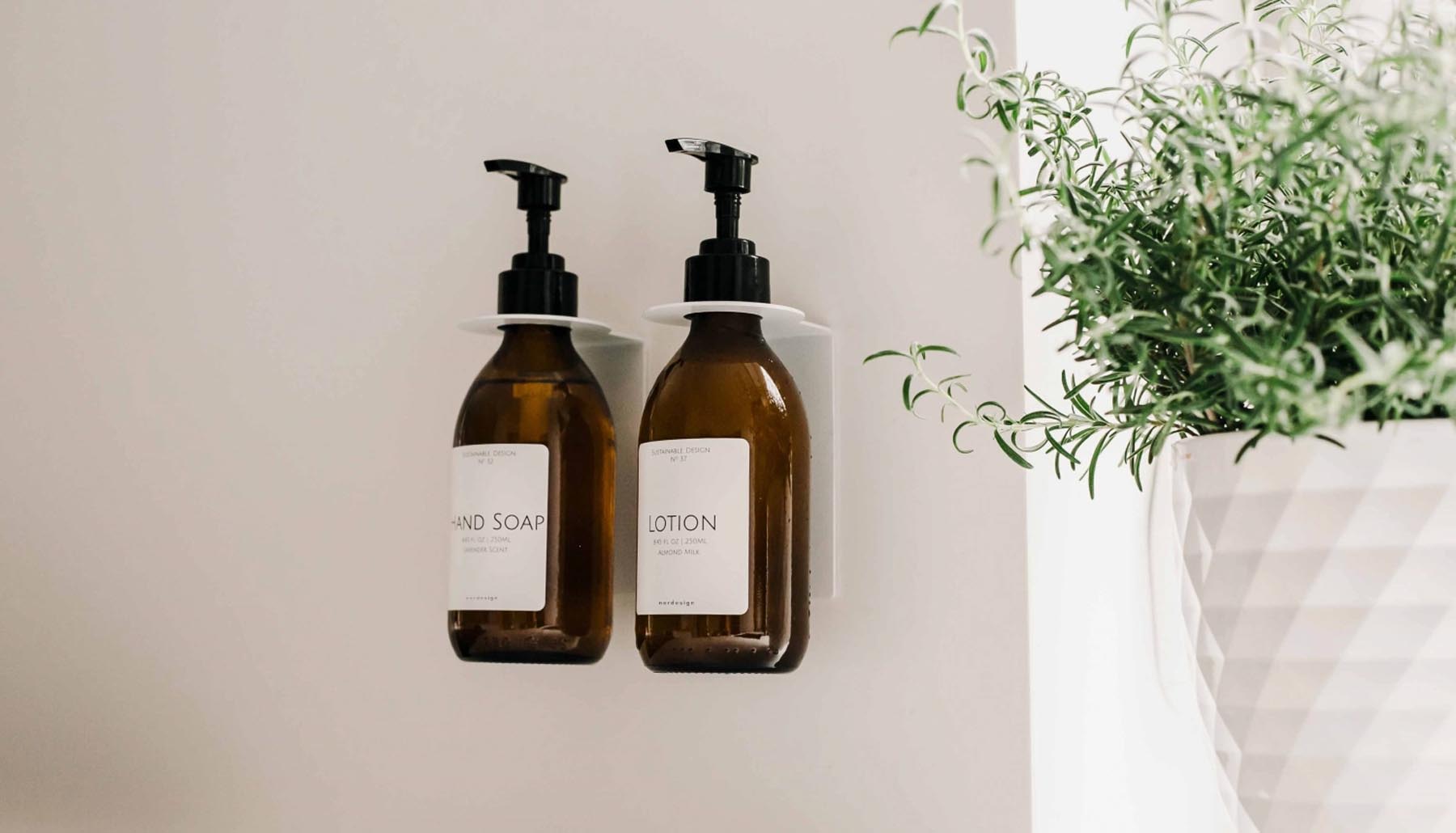 Luxuriöse Lotion für Hände und Körper mit Mandelmilch, 250ml, in stilvoller weißer Verpackung von Nordesign, perfekt für die tägliche Hautpflege.