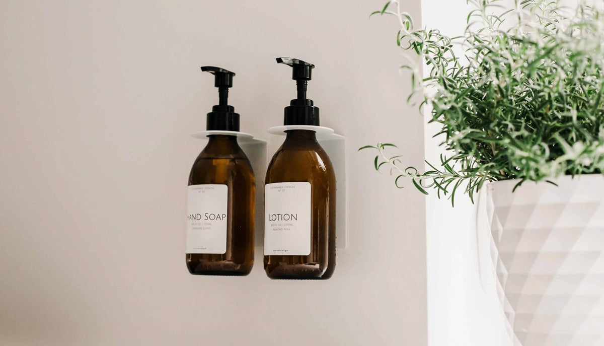 Lotion Hände-u. Körperlotion, Mandelmilch 250ml, weiss in Braun präsentiert im Onlineshop von KAQTU Design AG. Seifenspender ist von Nordesign