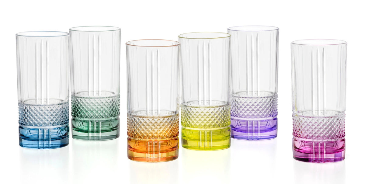 Sechs mehrfarbige Hb Becher aus Glas der Serie Brillante Color von RCR, zylindrische Form, Ø7 H15 cm, Fassungsvermögen 37cl, als Set angeordnet.
