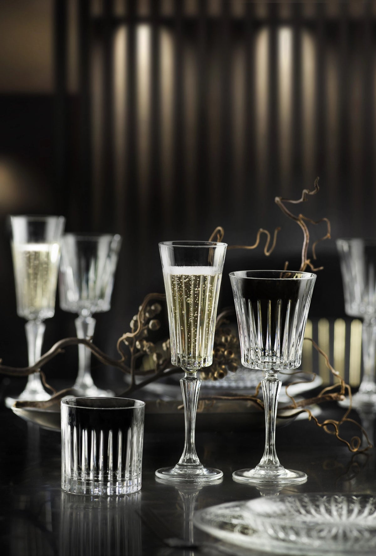 Sechs transparente Trinkgläser aus Glas, Dof-Tumbler-Form, Ø8.6 cm, Höhe 9.2 cm, 36 cl Fassungsvermögen, RCR Timeless Kollektion, aufgereiht nebeneinander.