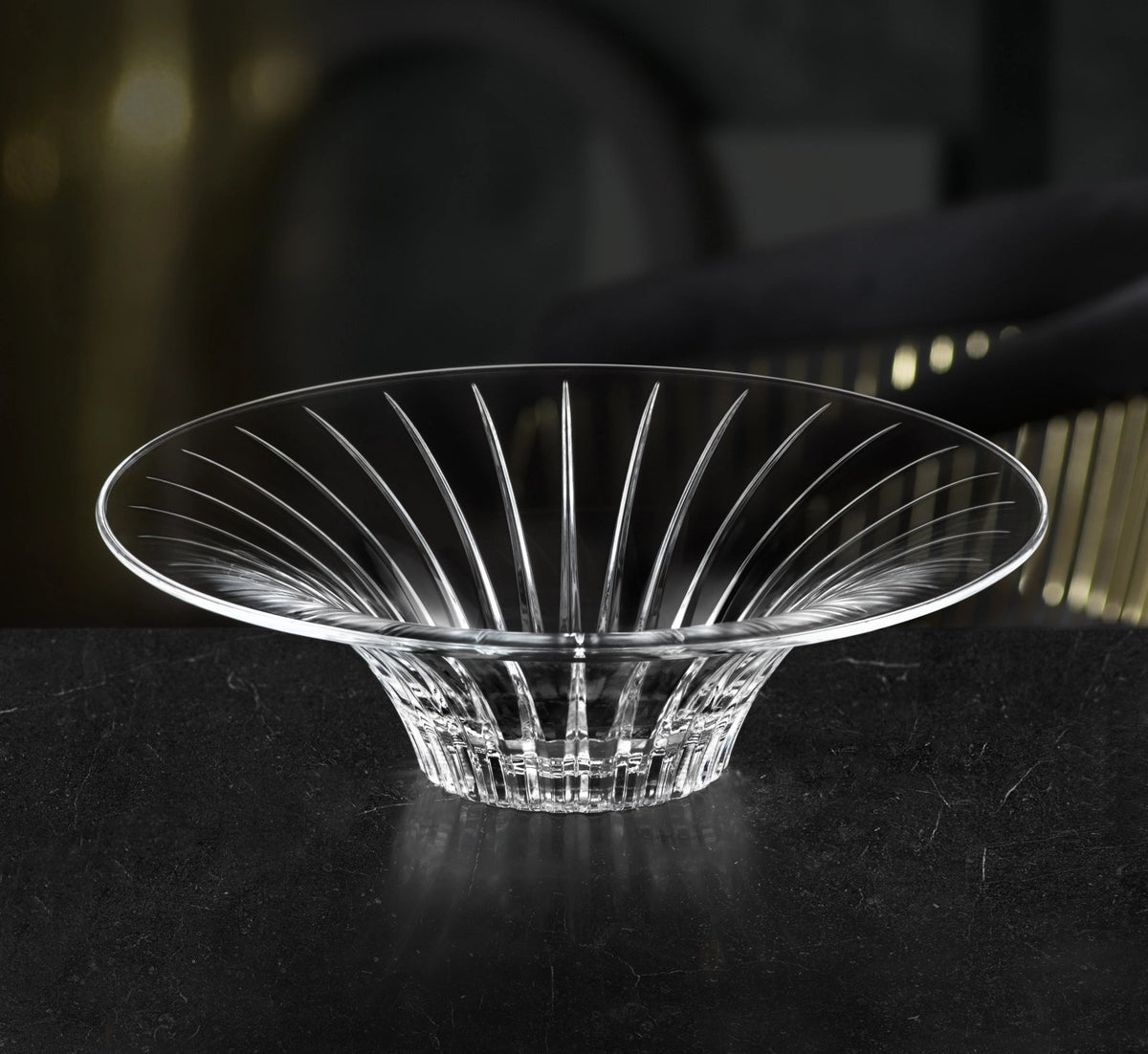 Transparente Glasschale der Timeless Serie von RCR, rund, Durchmesser 32 cm, Höhe 10.2 cm, auf hellem Hintergrund freigestellt.