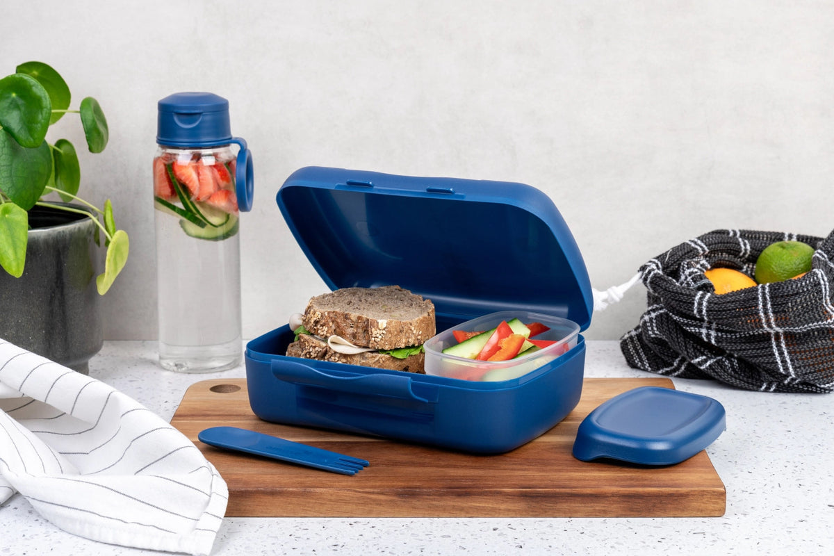 Amuse Basic Brunch Salat Box Göffel 210X156X71mm Dunkelblau in Blau präsentiert im Onlineshop von KAQTU Design AG. Snackbox ist von Amuse