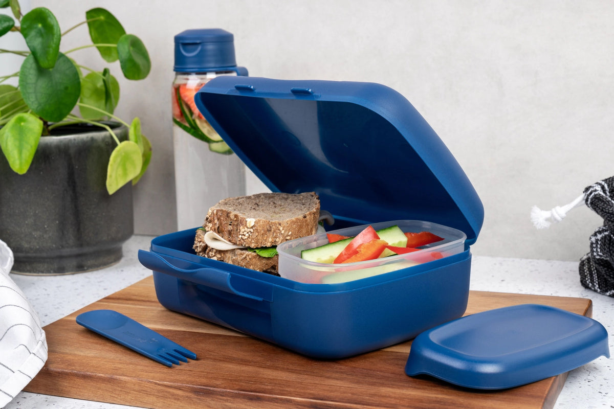 Amuse Basic Brunch Salat Box Göffel 210X156X71mm Dunkelblau in Blau präsentiert im Onlineshop von KAQTU Design AG. Snackbox ist von Amuse
