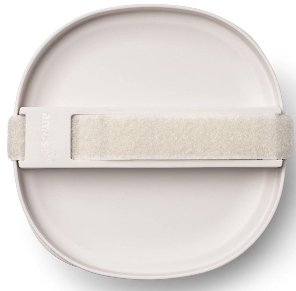 Beige Snackbox von Amuse, Modell Life Companion Large, quadratische Form mit Deckel, Masse 15.5x15.5x19cm, auf hellem Hintergrund.