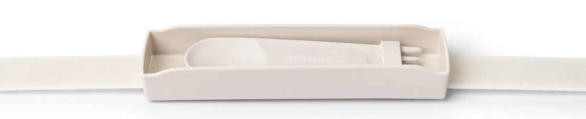 Beige Snackbox von Amuse, Modell Life Companion Large, quadratische Form mit Deckel, Masse 15.5x15.5x19cm, auf hellem Hintergrund.