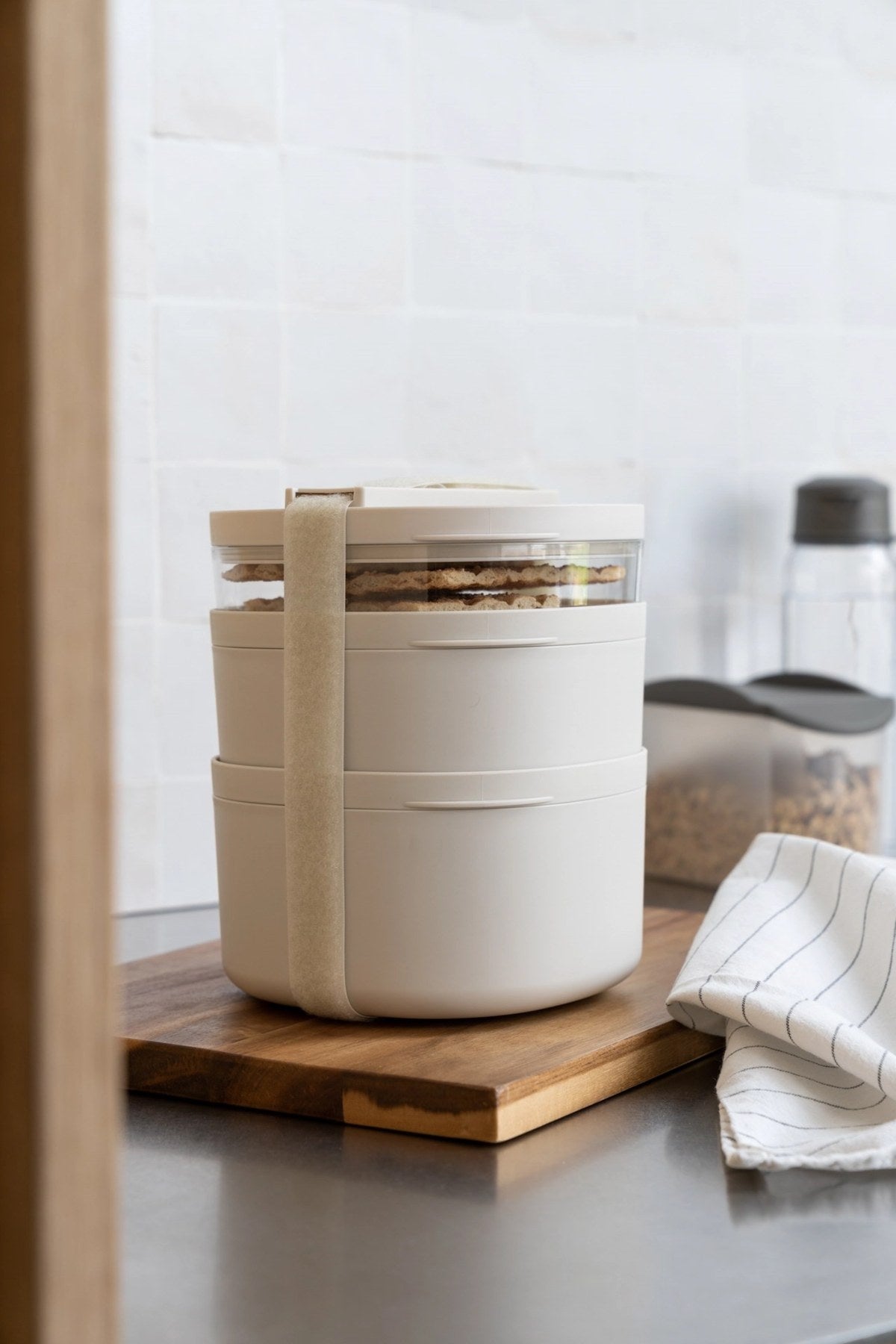 Beige Snackbox von Amuse, Modell Life Companion Large, quadratische Form mit Deckel, Masse 15.5x15.5x19cm, auf hellem Hintergrund.