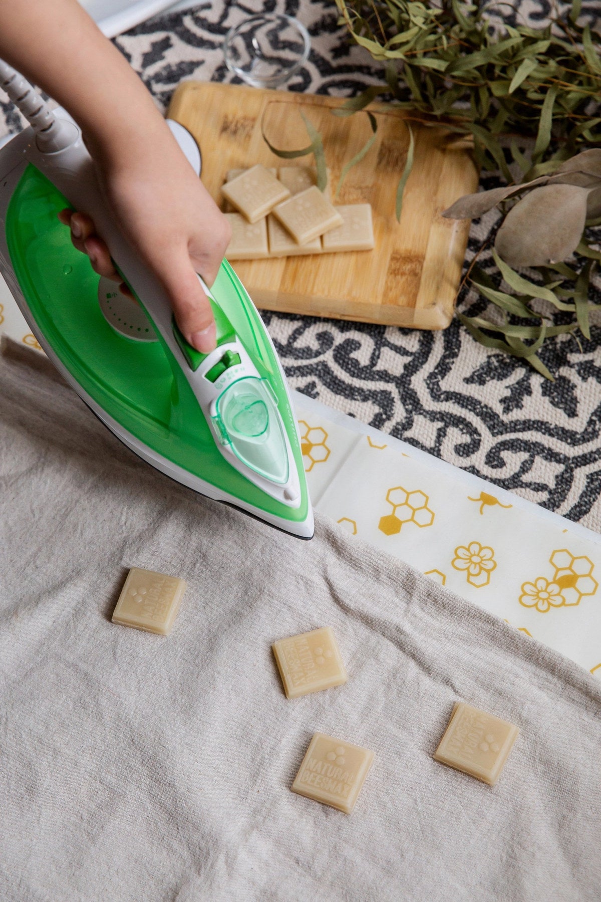 Bienenwachs - Nachwachsset (do it yourself) in Beige präsentiert im Onlineshop von KAQTU Design AG. Küchenhelfer ist von Nuts Innovations