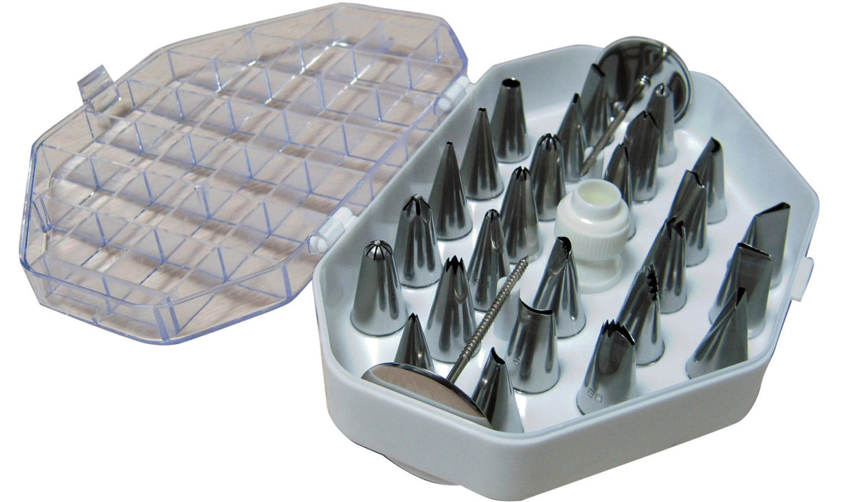 Set mit 26 Edelstahl-Spritztüllen in Box, inkl. Adapter in Silber präsentiert im Onlineshop von KAQTU Design AG. Backutensilien ist von de Buyer