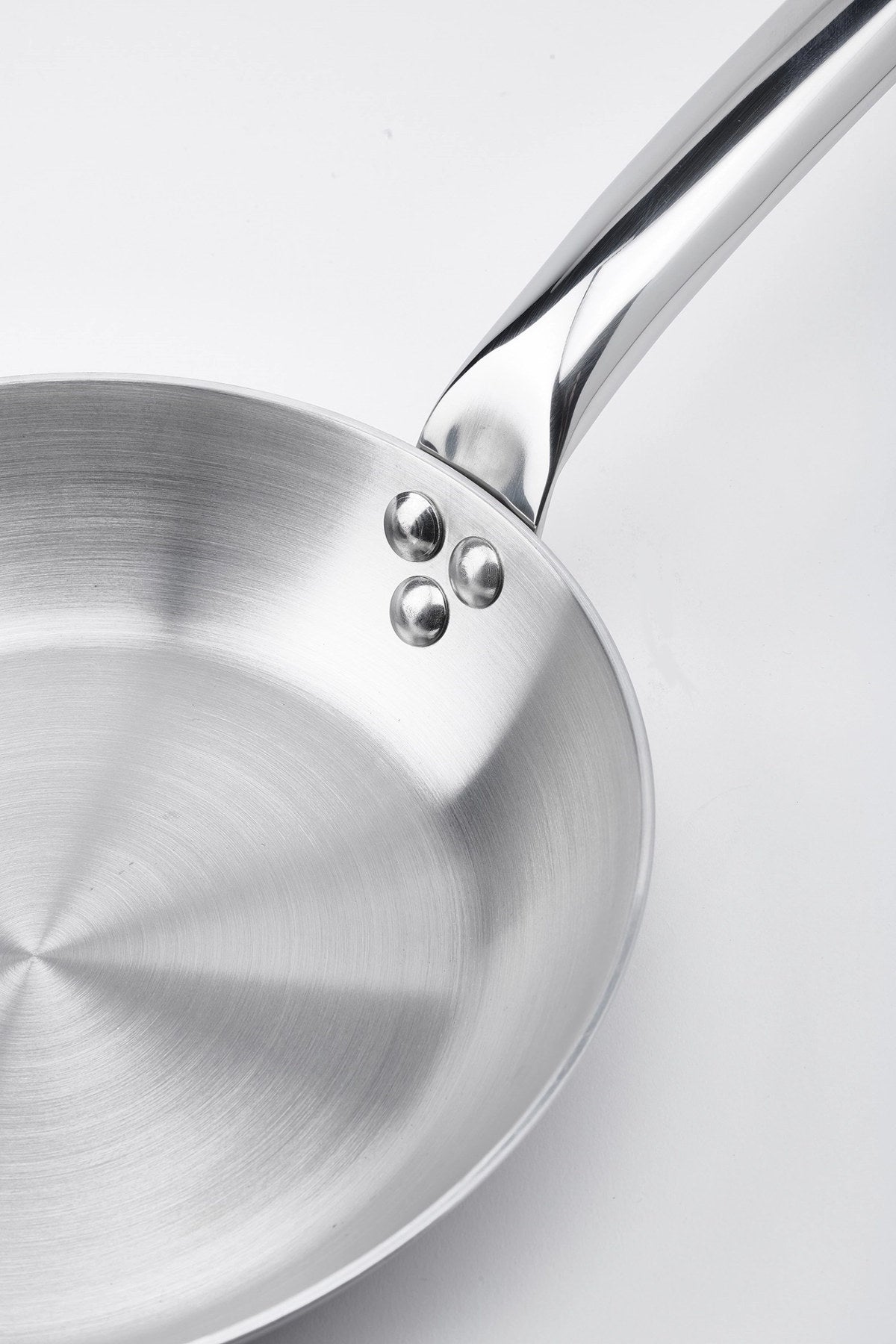 Bratpfanne ALCHIMY 32 CM in Silber präsentiert im Onlineshop von KAQTU Design AG. Bratpfanne ist von de Buyer