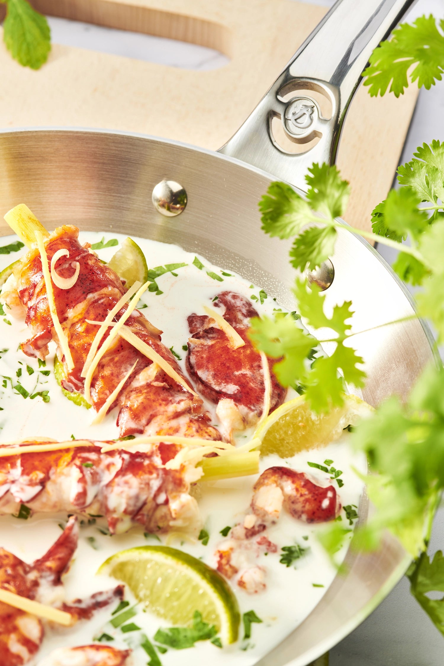 Erleben Sie die AFFINITY Bratpfanne Ø 24cm von de Buyer – unbeschichtet, aus Edelstahl, für gleichmäßiges Kochen auf allen Herdarten, inklusive Induktion.