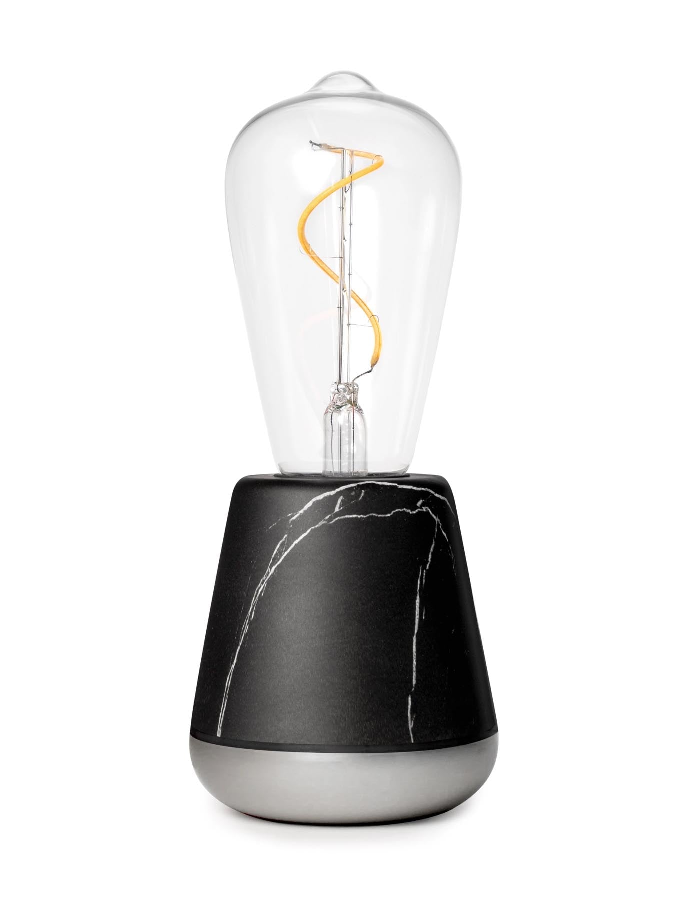 Humble Light one Marmor-Optik schwarz, 19.5x8.5 cm in Schwarz präsentiert im Onlineshop von KAQTU Design AG. Tischleuchte ist von Humble Light