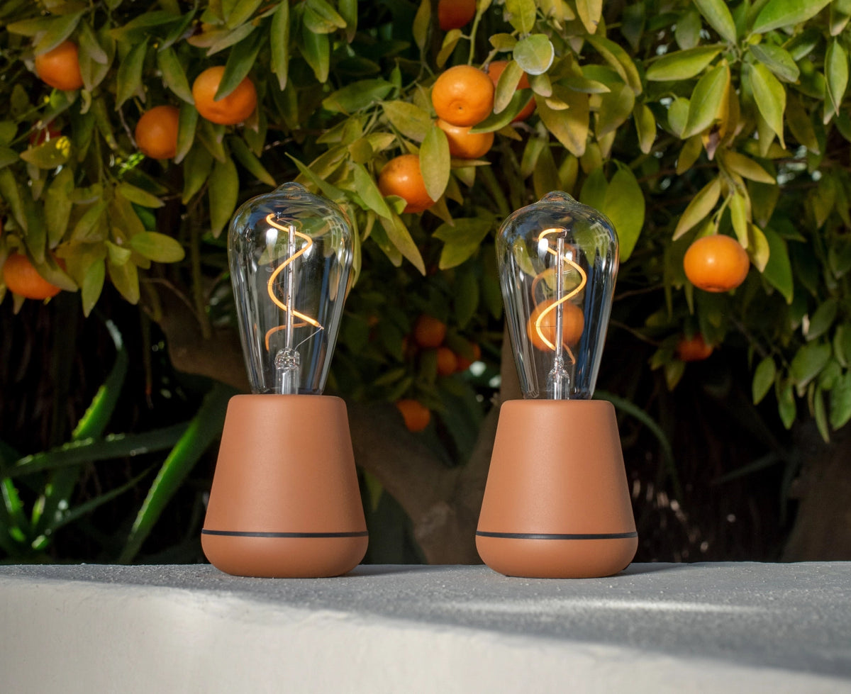 Humble one Outdoor table light cinnamon IP65 in Braun präsentiert im Onlineshop von KAQTU Design AG. Tischleuchte ist von Humble Light