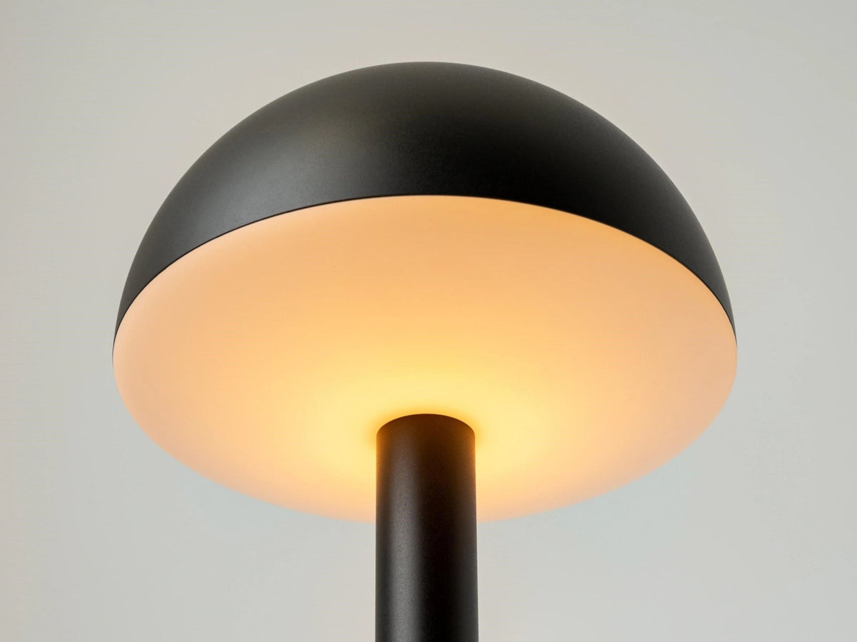 Tischleuchte Humble Light Bug black in Schwarz, gefertigt aus mehreren Materialien