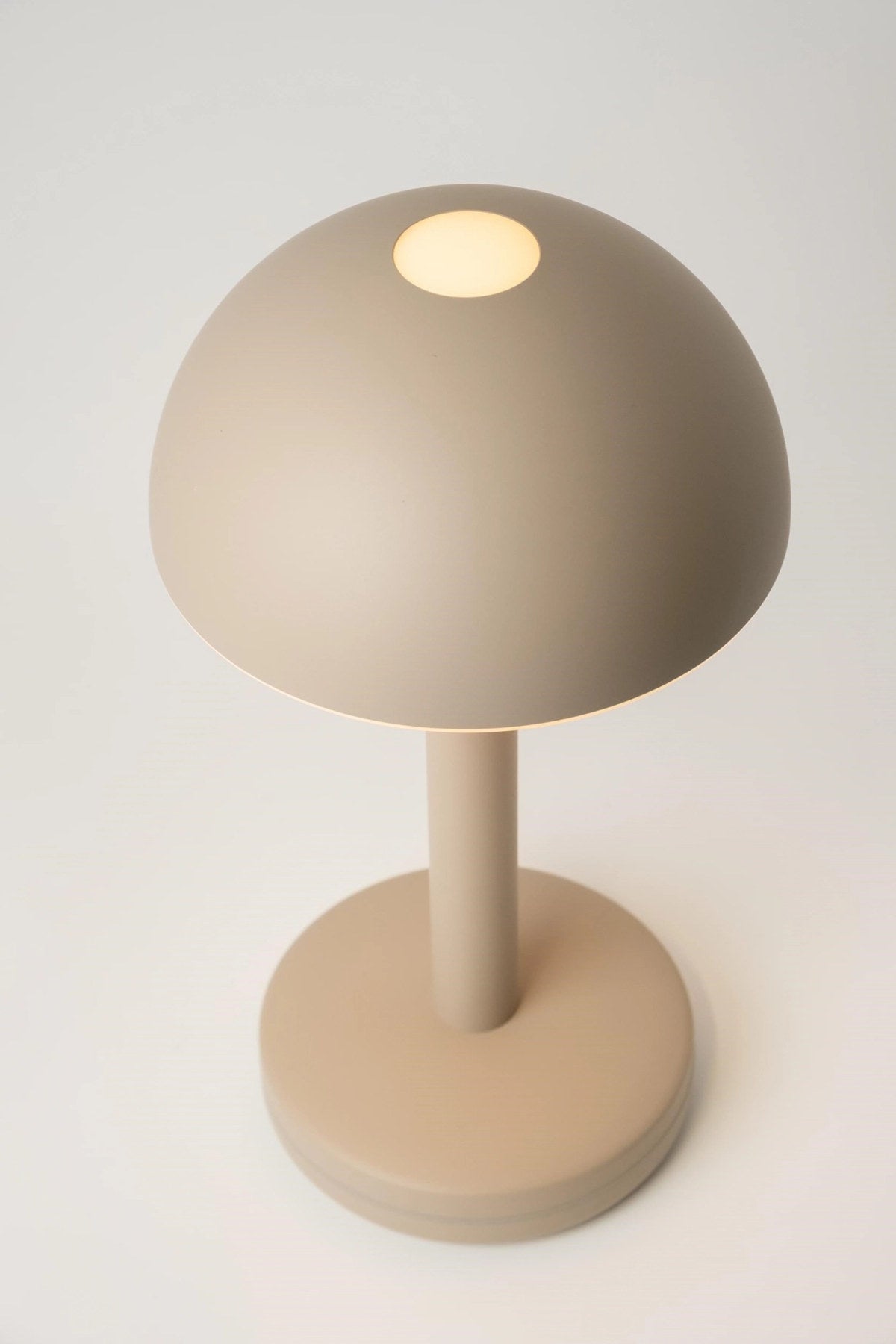 Tischleuchte Humble Light Bug in Beige, gefertigt aus mehreren Materialien
