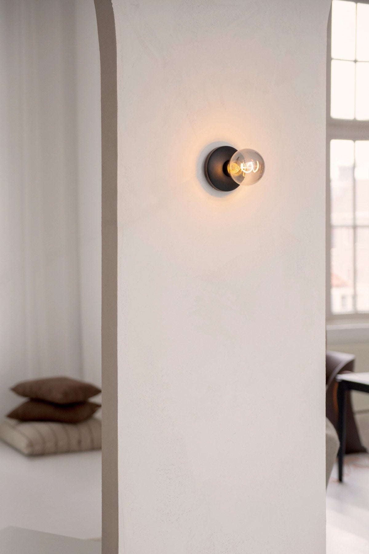 Humble Bee wall light black smoked in Schwarz präsentiert im Onlineshop von KAQTU Design AG. Tischleuchte ist von Humble Light