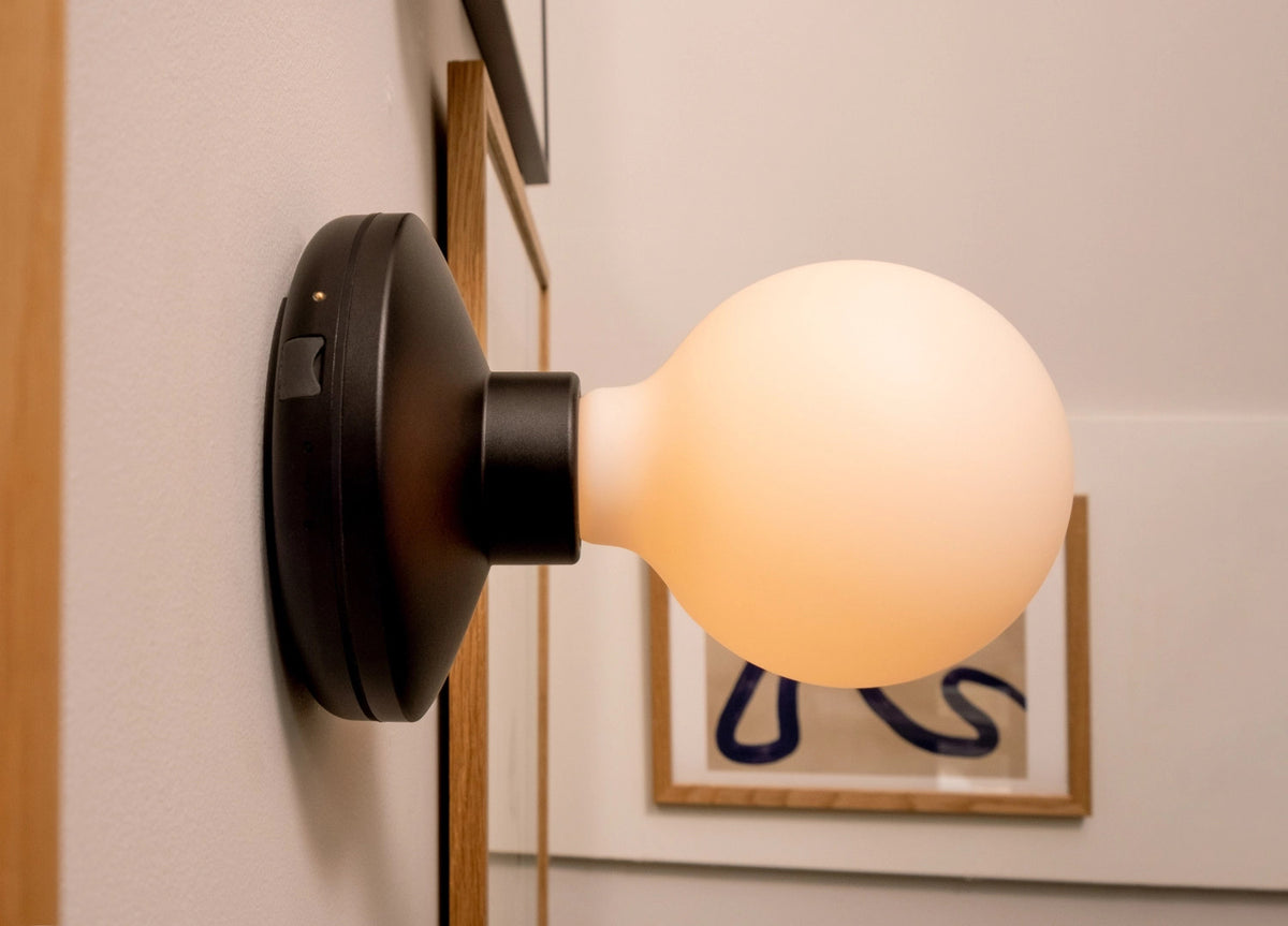 Humble Bee wall light black frosted in Schwarz präsentiert im Onlineshop von KAQTU Design AG. Tischleuchte ist von Humble Light