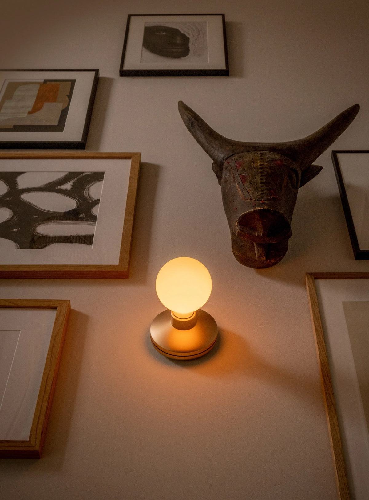 Humble Bee wall light rose gold frosted in Gold präsentiert im Onlineshop von KAQTU Design AG. Tischleuchte ist von Humble Light