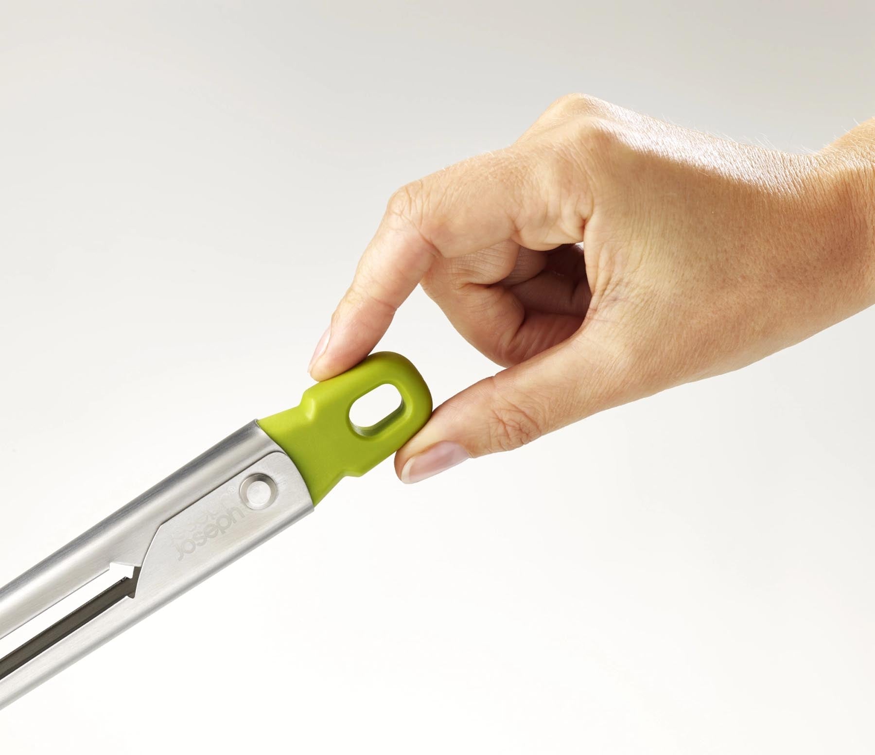 Elegante Edelstahlzange in frischem Grün, ideal für die Küche. Mit innovativen integrierten Auflagen für komfortables Handling und stilvolles Servieren.