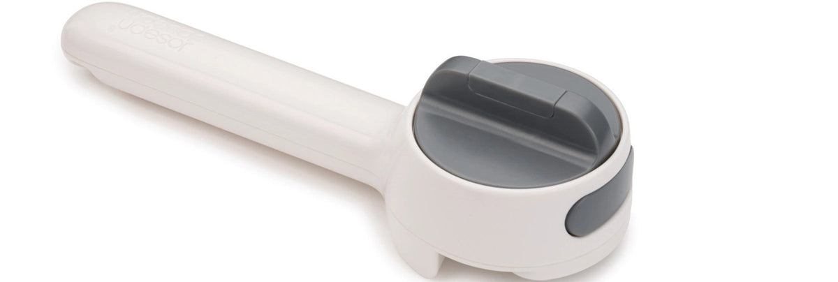 CanDo Plus Büchsenöffner weiss grau, 6.2x18x5 cm in Weiss präsentiert im Onlineshop von KAQTU Design AG. Küchenhelfer ist von Joseph Joseph