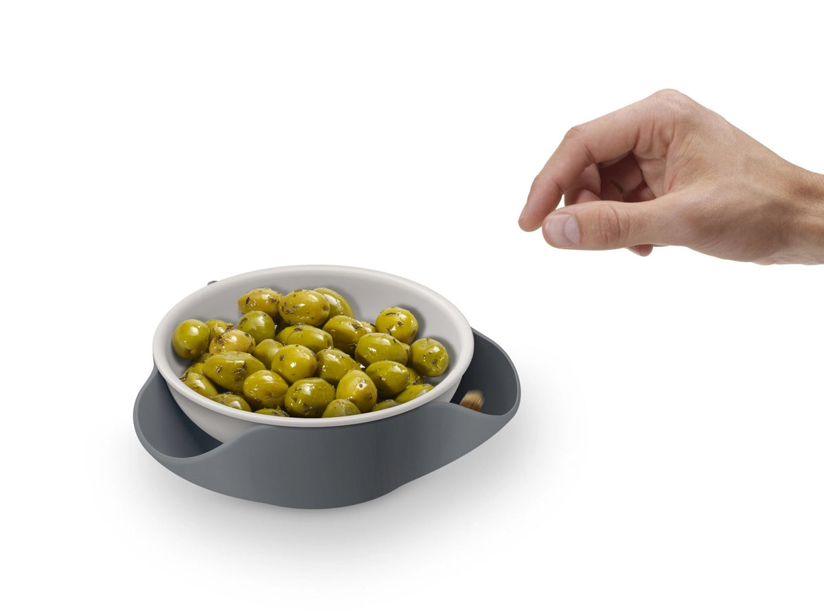 Double-Dish Servierschüssel in Grau präsentiert im Onlineshop von KAQTU Design AG. Küchenhelfer ist von Joseph Joseph