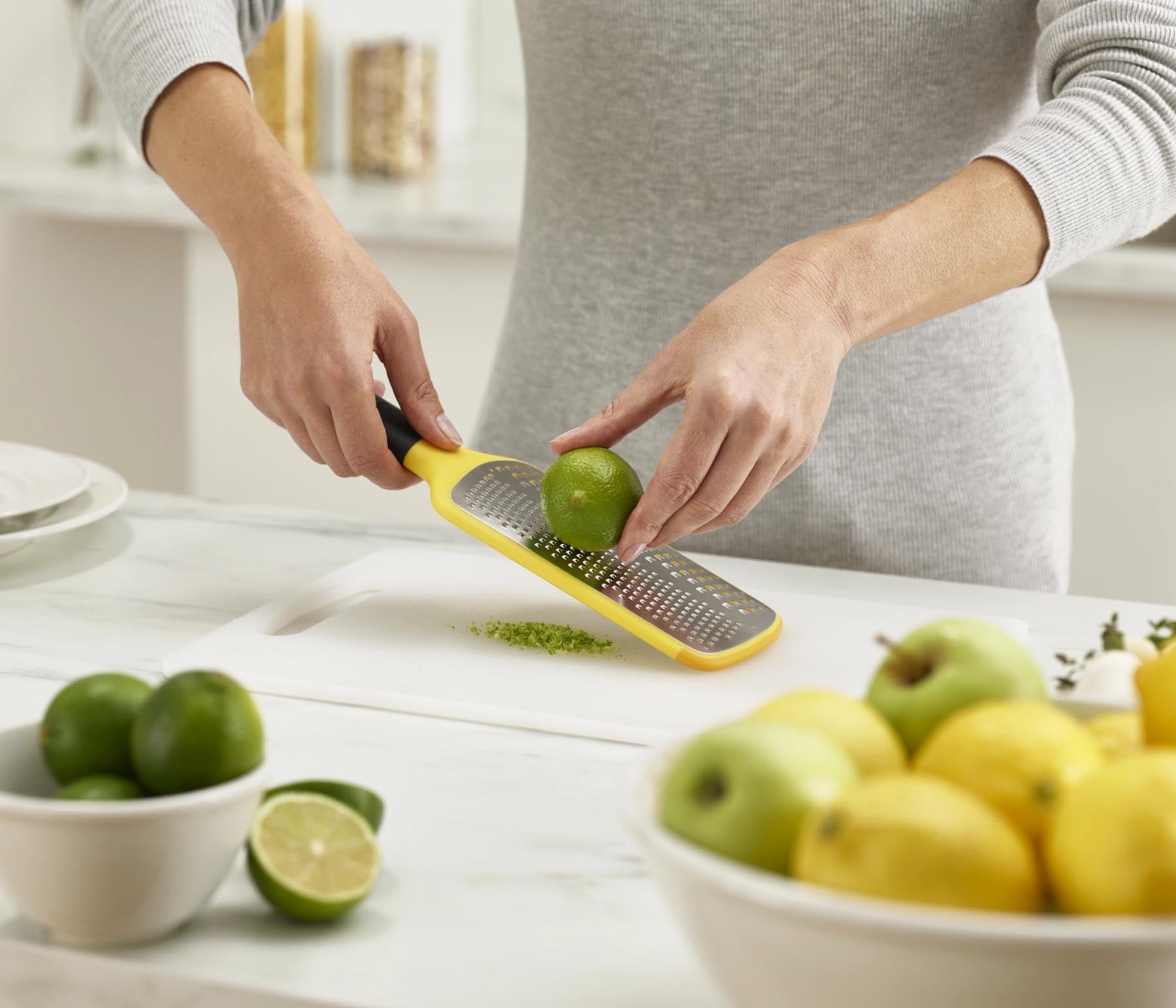 Praktisches 2-teiliges Promo Gadget Set von Joseph Joseph: Mandoline und Reibe für müheloses Schneiden und Raffeln in der Küche.