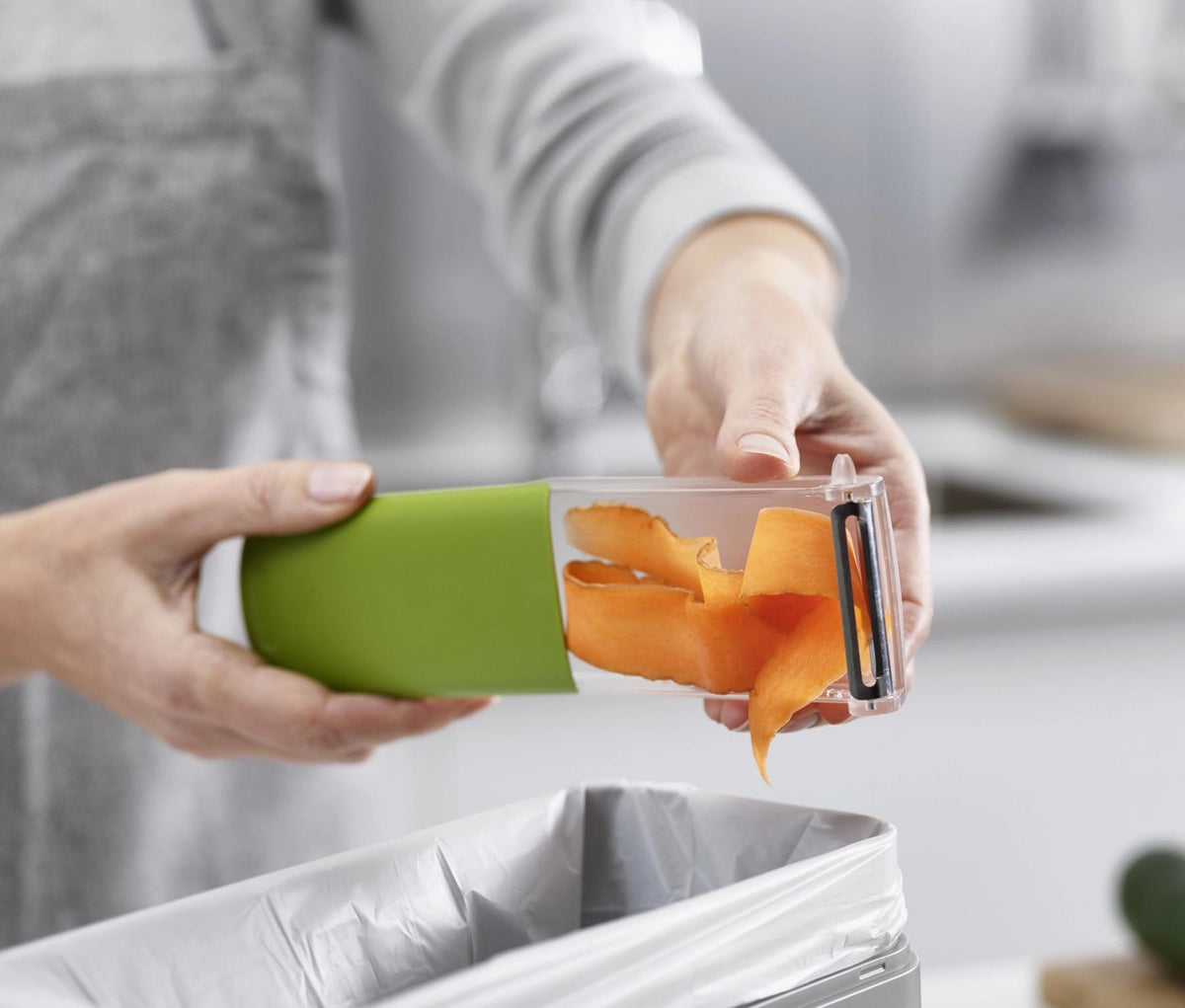PeelStore Schäler mit integrierter Abfallschale in Grün präsentiert im Onlineshop von KAQTU Design AG. Schäler ist von Joseph Joseph