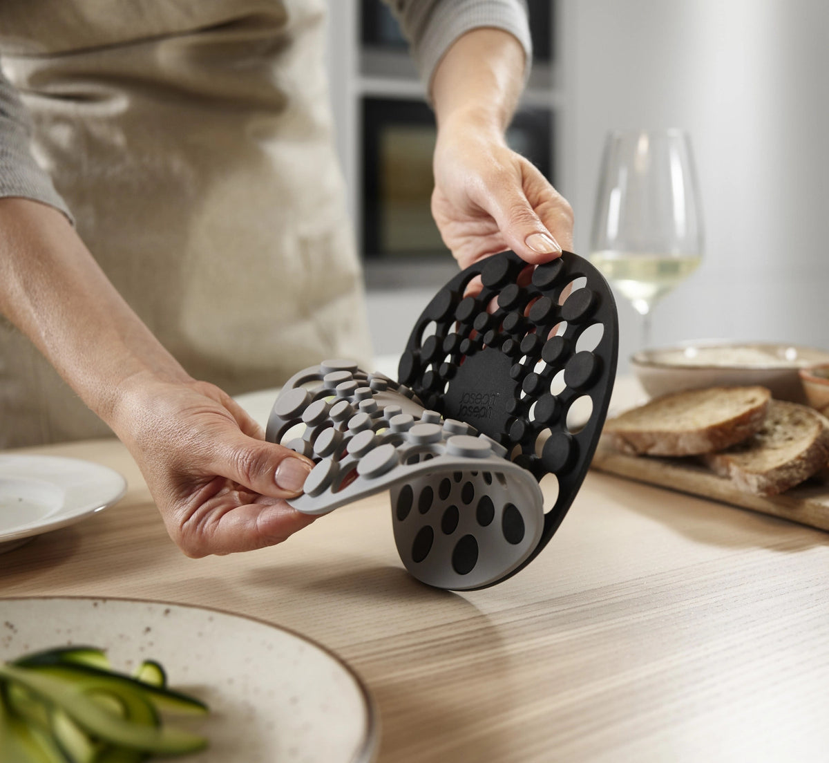 2er Set Spot-On Silikonuntersetzer in Grau präsentiert im Onlineshop von KAQTU Design AG. Tischset ist von Joseph Joseph