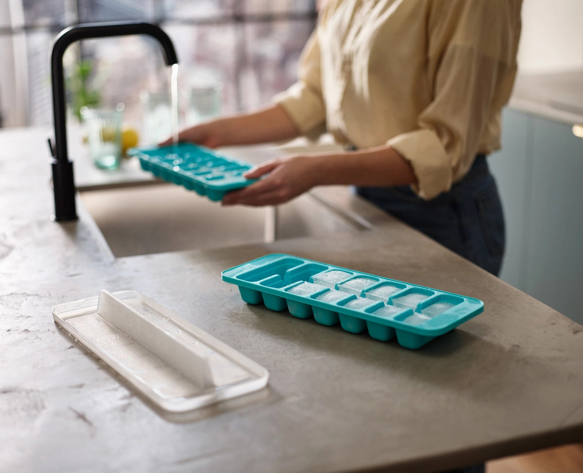 2er Set Flow Easy-fill Eiswürfelbehälter in Blau präsentiert im Onlineshop von KAQTU Design AG. ist von Joseph Joseph