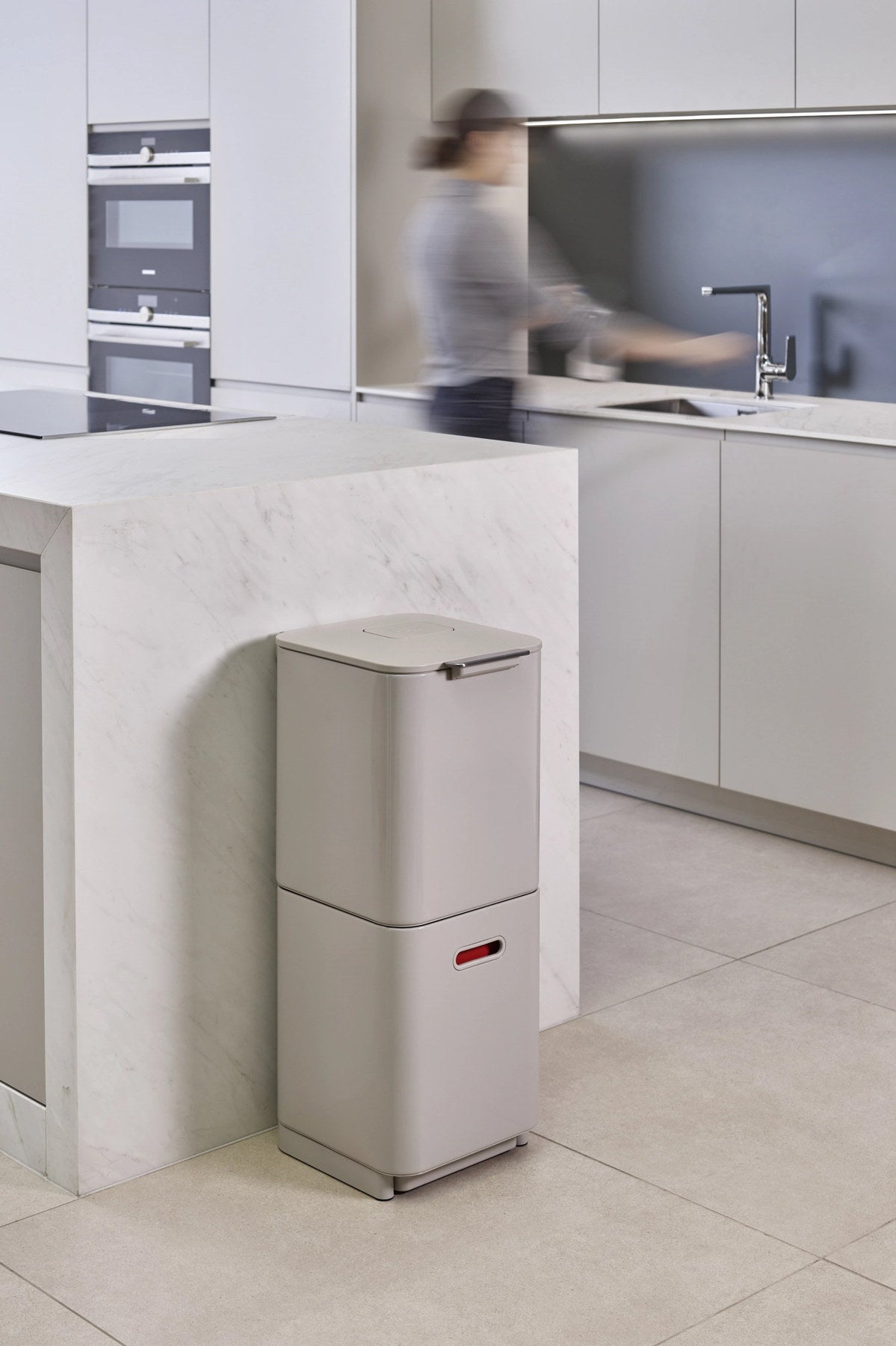 Totem Compact 40L mit Seperationen, stone in Silber präsentiert im Onlineshop von KAQTU Design AG. Mülleimer ist von Joseph Joseph