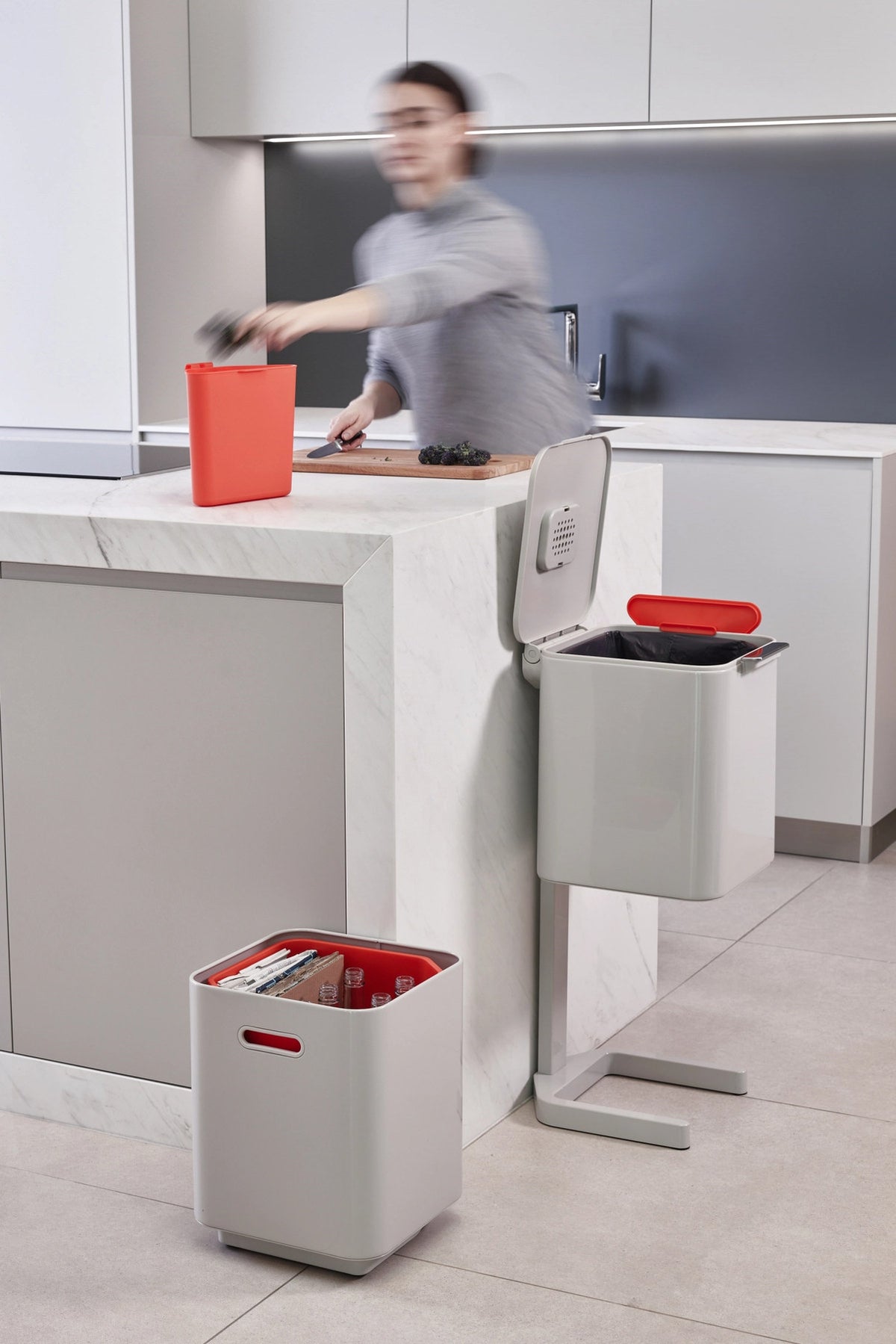 Totem Compact 40L mit Seperationen, stone in Silber präsentiert im Onlineshop von KAQTU Design AG. Mülleimer ist von Joseph Joseph