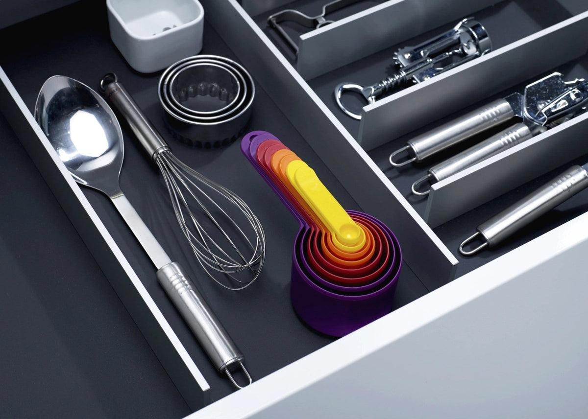 Nest Messlöffelset 8-tlg., assortiert in Mehrfarbig präsentiert im Onlineshop von KAQTU Design AG. Küchenhelfer ist von Joseph Joseph