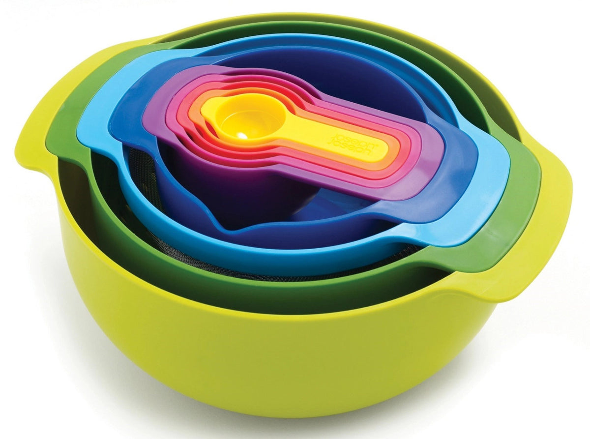 Nest 9 Plus Schüssel- Messlöffelset 9-tlg. in Mehrfarbig präsentiert im Onlineshop von KAQTU Design AG. Küchenhelfer ist von Joseph Joseph