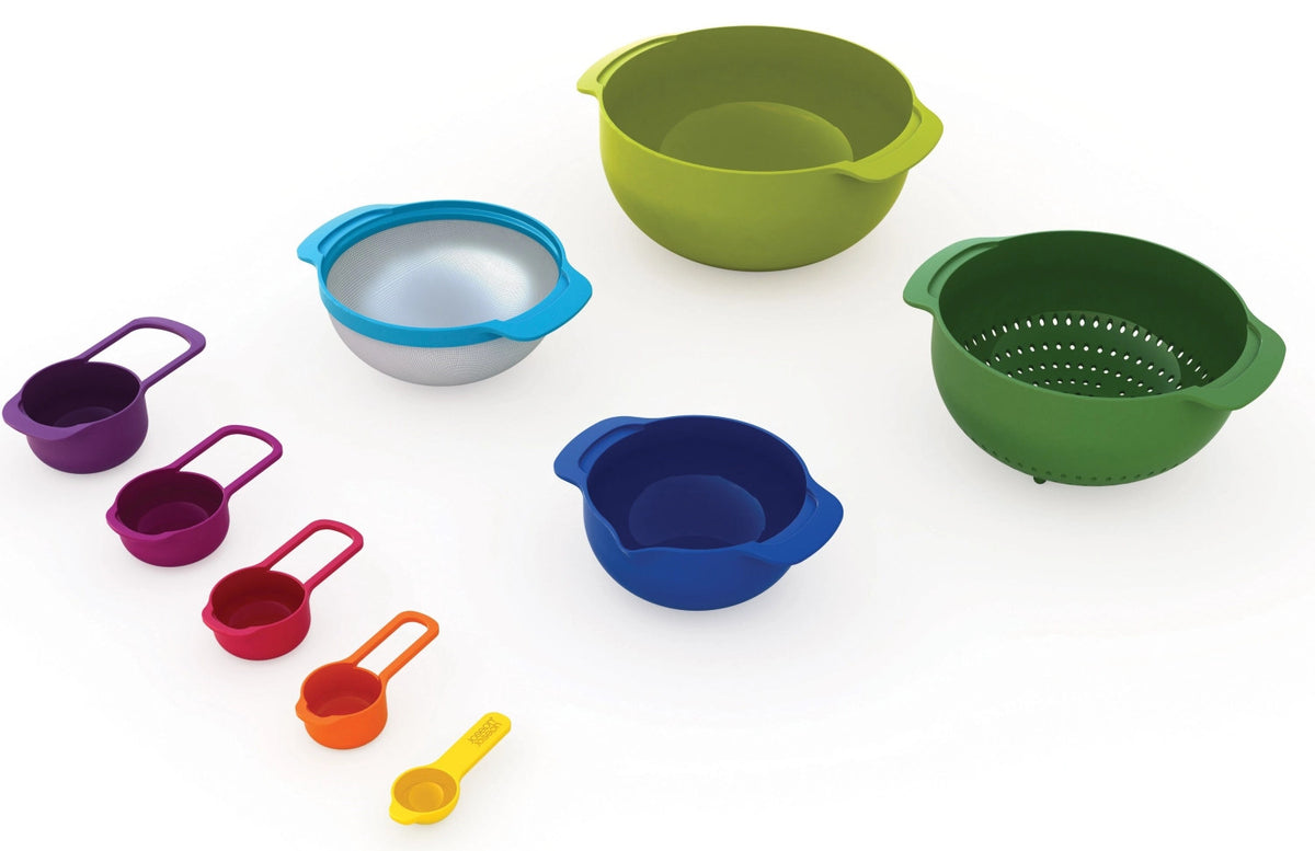 Nest 9 Plus Schüssel- Messlöffelset 9-tlg. in Mehrfarbig präsentiert im Onlineshop von KAQTU Design AG. Küchenhelfer ist von Joseph Joseph