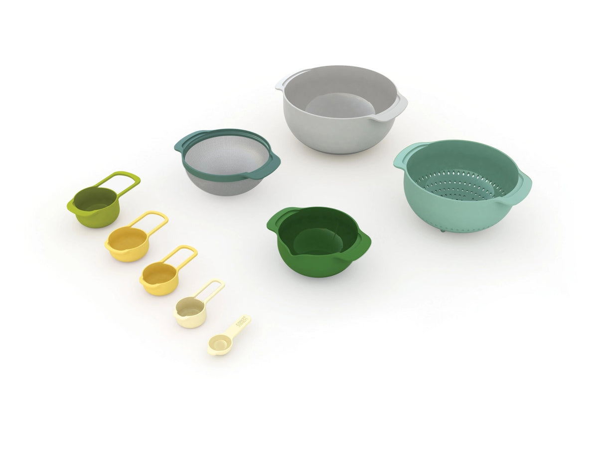 Nest 9 Plus Opal Schüssel- Messlöffelset 9-tlg. in Mehrfarbig präsentiert im Onlineshop von KAQTU Design AG. Küchenhelfer ist von Joseph Joseph