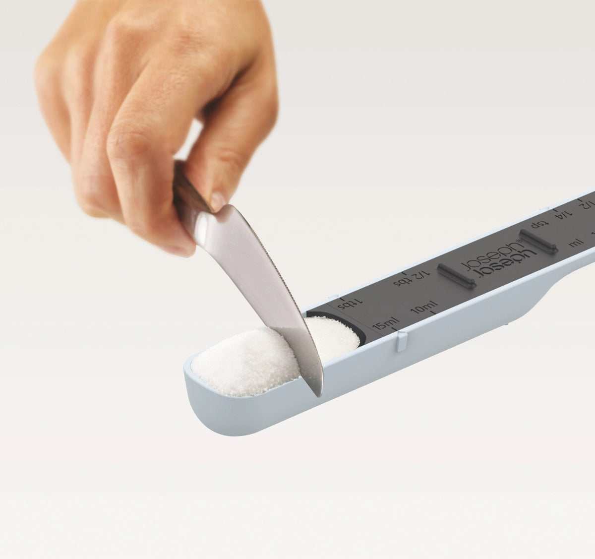Measure-Up Verstellbarer Messlöffel – Blau in Blau präsentiert im Onlineshop von KAQTU Design AG. Küchenhelfer ist von Joseph Joseph