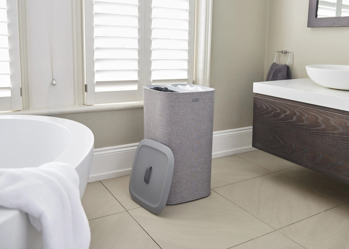 Tota 60-Liter-Wäschetrennkorb – Grau in Grau präsentiert im Onlineshop von KAQTU Design AG. Wäschekorb ist von Joseph Joseph