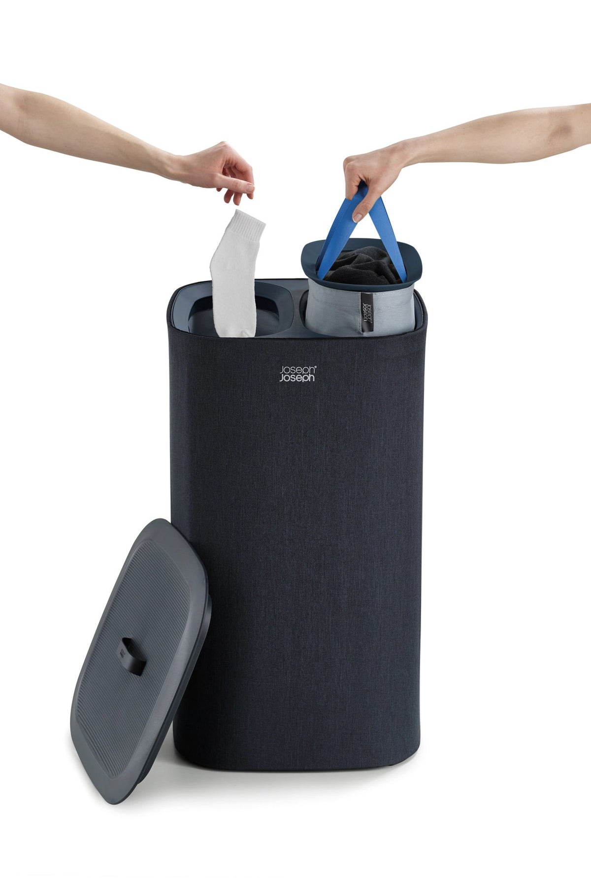 Tota 60-Liter-Wäschetrennkorb – Schwarz in Schwarz präsentiert im Onlineshop von KAQTU Design AG. Wäschekorb ist von Joseph Joseph