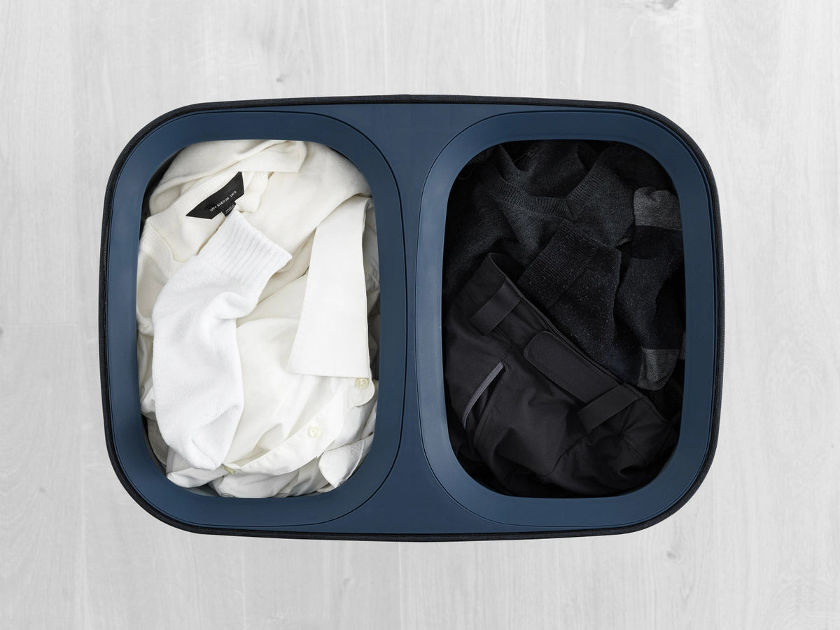 Tota 90-Liter-Wäschetrennkorb – Schwarz in Schwarz präsentiert im Onlineshop von KAQTU Design AG. Wäschekorb ist von Joseph Joseph