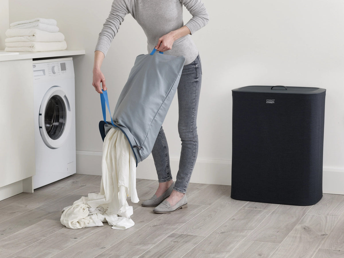 Tota 90-Liter-Wäschetrennkorb – Schwarz in Schwarz präsentiert im Onlineshop von KAQTU Design AG. Wäschekorb ist von Joseph Joseph
