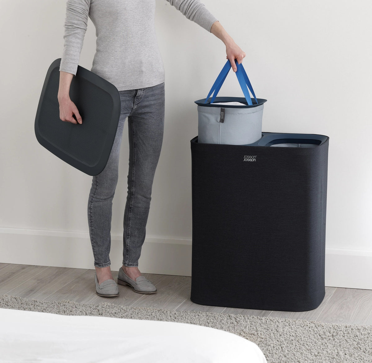 Tota 90-Liter-Wäschetrennkorb – Schwarz in Schwarz präsentiert im Onlineshop von KAQTU Design AG. Wäschekorb ist von Joseph Joseph