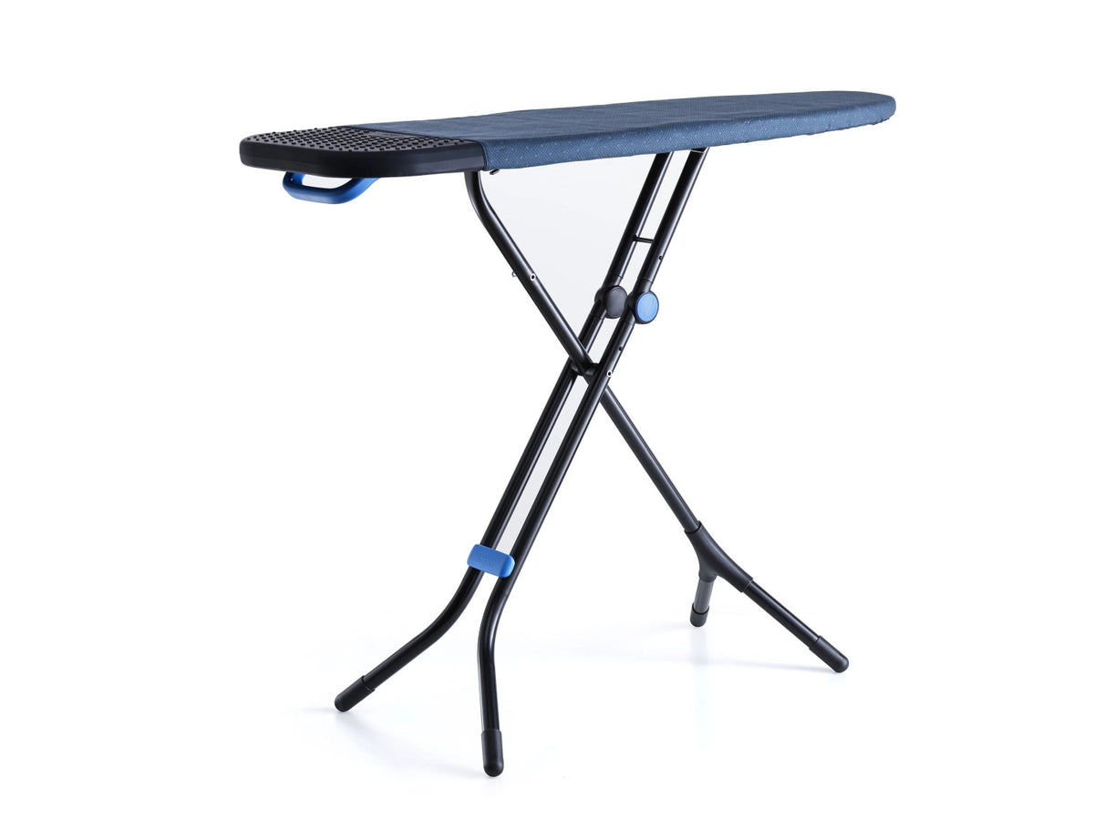 Glide Plus Easy-Store Bügelbrett in Blau präsentiert im Onlineshop von KAQTU Design AG. Kleiderbügler ist von Joseph Joseph
