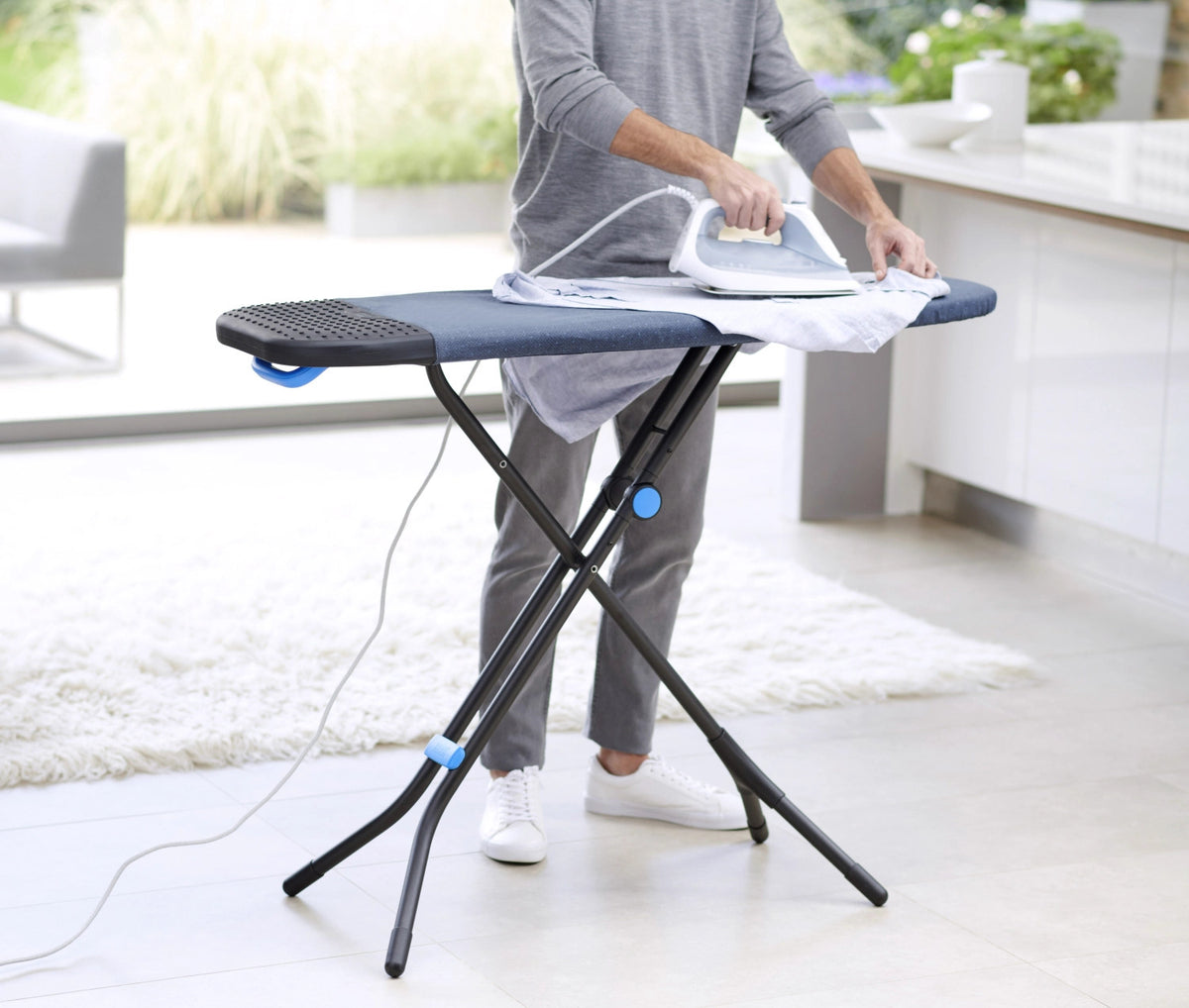 Glide Plus Easy-Store Bügelbrett in Blau präsentiert im Onlineshop von KAQTU Design AG. Kleiderbügler ist von Joseph Joseph