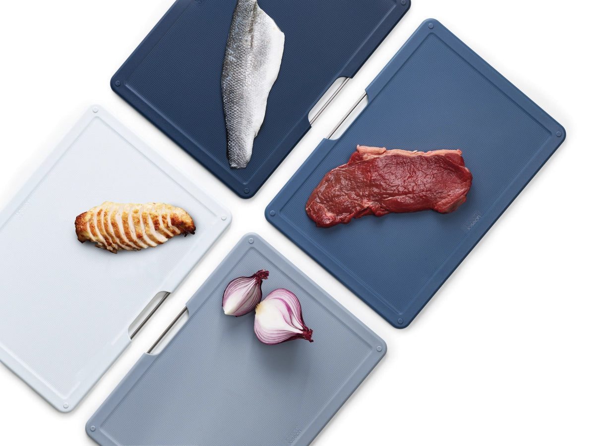 Folio Sky 4-teiliges Schneidebrett-Set gross in Mehrfarbig präsentiert im Onlineshop von KAQTU Design AG. Schneidbrett ist von Joseph Joseph